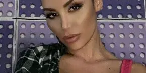 Моника Валериева на вино и пържоли