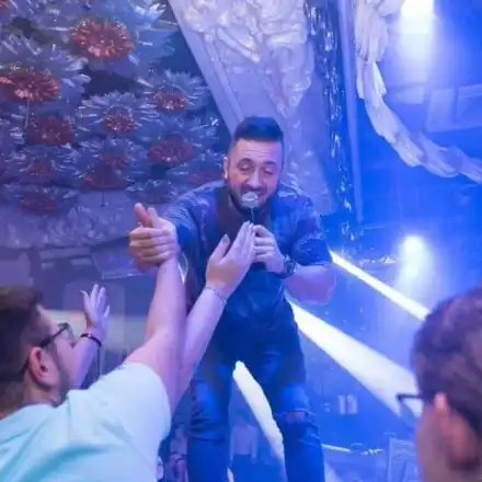 Напук на пандемията: Коцето се надпива с фенове в дискотека