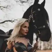 Осипова - конкуренция на Зоро, но без маска и дрехи (Снимки в галерията)