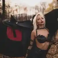 Осипова - конкуренция на Зоро, но без маска и дрехи (Снимки в галерията)