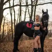 Осипова - конкуренция на Зоро, но без маска и дрехи (Снимки в галерията)