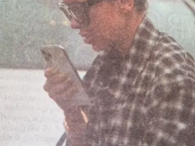 Отварачката се дегизира като агент от разузнаването, джуките й се разпадат (Папарашка снимка)