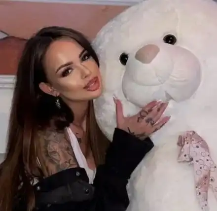 Пак скандализира! Сузанита се пусна само по питон!