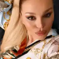 Папарашки удар: Няма да познаете ДесиСлава без капка грим (СНИМКИ)