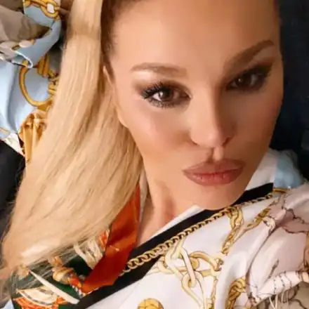 Папарашки удар: Няма да познаете ДесиСлава без капка грим (СНИМКИ)