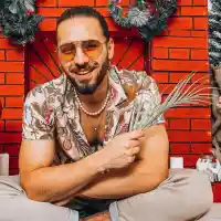 Папи Ханс си лакира ноктите