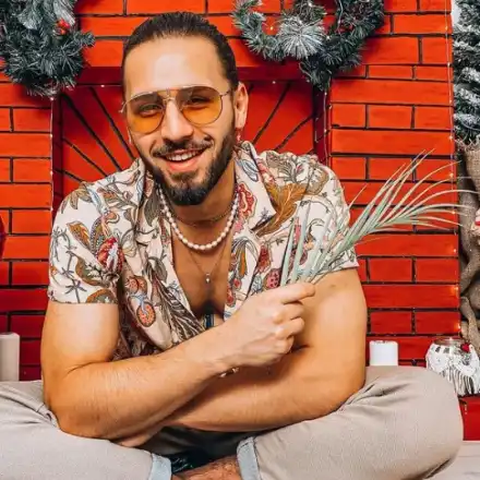 Папи Ханс си лакира ноктите