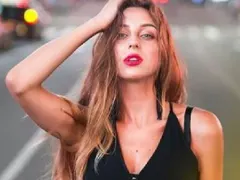 Паулина от Игри на волята се разсъблече в клип със скандален рапър