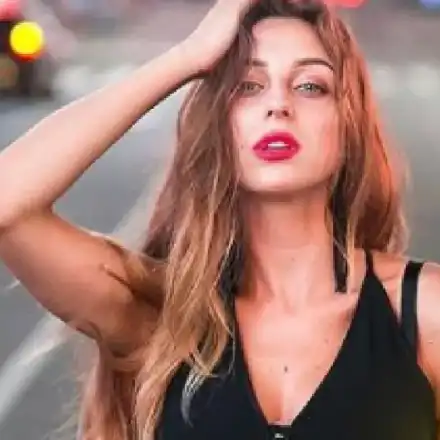 Паулина от Игри на волята се разсъблече в клип със скандален рапър