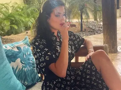 Радинела захапала пура по дупе