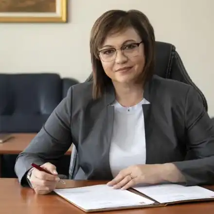 Разкритие! Корнелия Нинова се кипри с бижута от по 10 000 лева! Облича само маркови костюми (Подробни цени + марки)