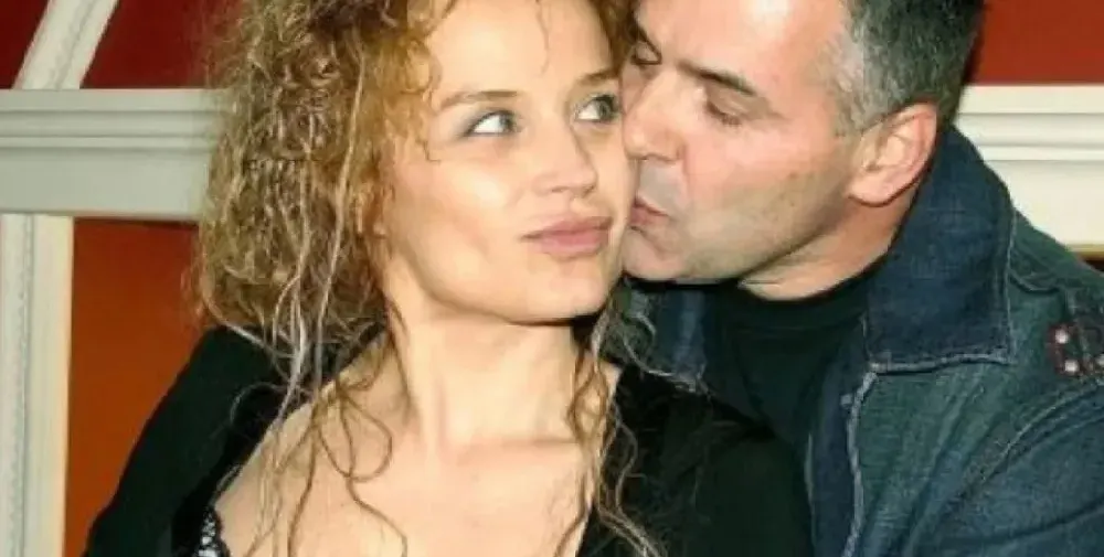 С мотор за 15 бона фучи мъжът на Аня Пенчева (Папарашки снимки)