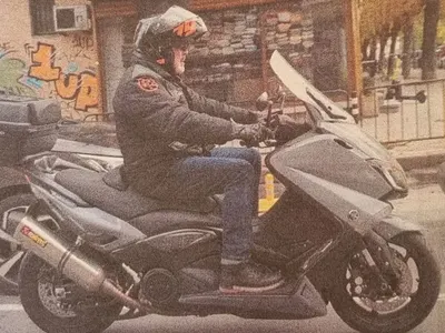 С мотор за 15 бона фучи мъжът на Аня Пенчева (Папарашки снимки)