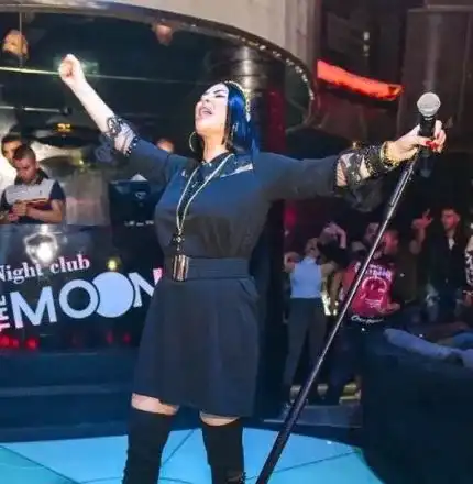 Шокира с визия! Софи Маринова се накичи със злато като Клеопатра!