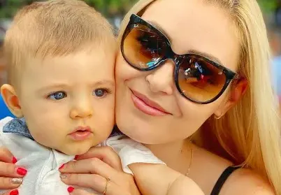 Синът на Поли Гергушева проходи