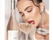 Талант! Николета Лозанова пие без ръце! (ФОТО)