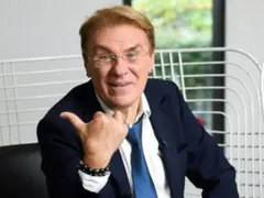 Васко Кеца се вози в трамвая! Има само телефон с копчета! (Папарашки снимки)