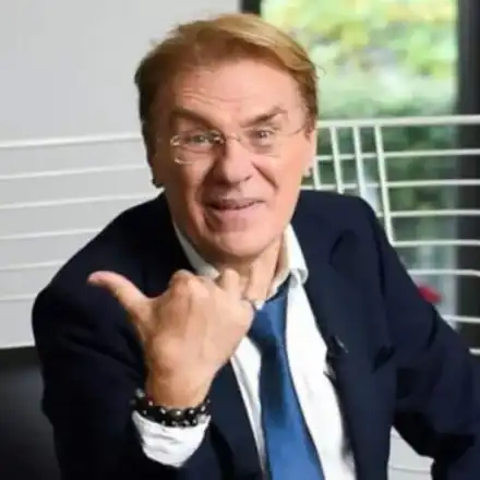 Васко Кеца се вози в трамвая! Има само телефон с копчета! (Папарашки снимки)