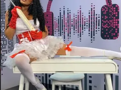 Внимание! Плеймейтката Анна-Мария Чернева ваксинира наред!