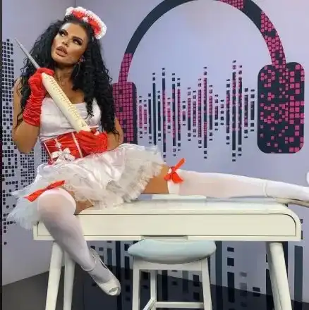 Внимание! Плеймейтката Анна-Мария Чернева ваксинира наред!