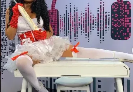 Внимание! Плеймейтката Анна-Мария Чернева ваксинира наред!