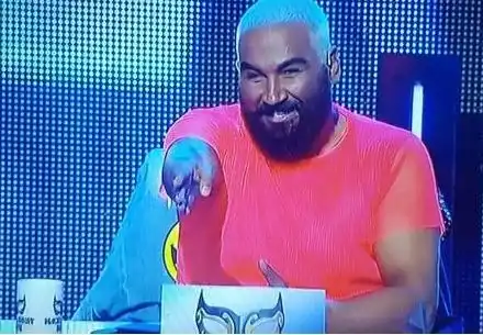 10 бона хонорар  за Азис взриви  „Маскираният певец”