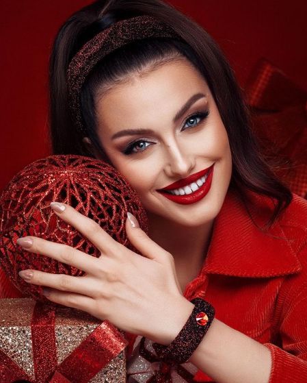 Мис България Марина Войкова майстори гривни! (Вижте ги)