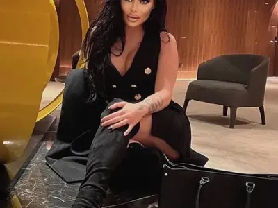 Алекса на Денис без сутиен (Снимка в галерия)