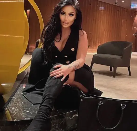 Алекса на Денис без сутиен (Снимка в галерия)