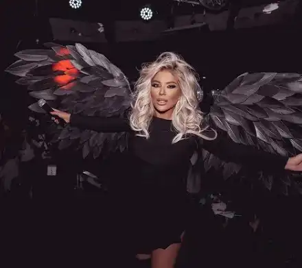 Андреа пие и пее