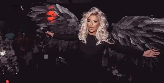 Андреа пие и пее