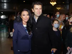 AT THE TOP FOREVER! More than 700 people honored the double premiere of \"I