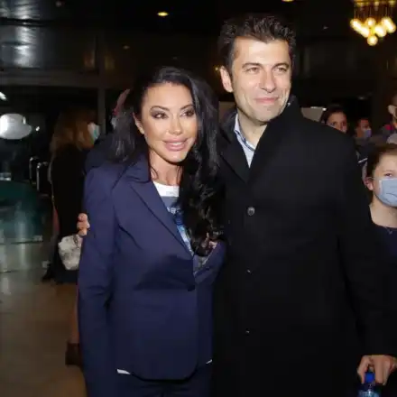 AT THE TOP FOREVER! More than 700 people honored the double premiere of \"I