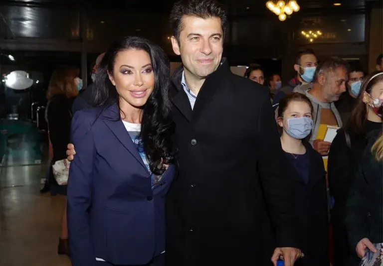 AT THE TOP FOREVER! More than 700 people honored the double premiere of \"I