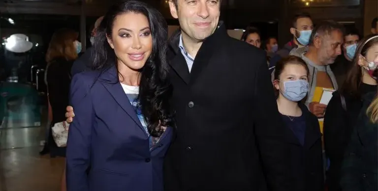 AT THE TOP FOREVER! More than 700 people honored the double premiere of \"I