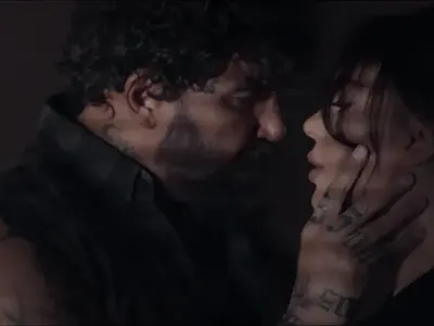 Азис и Галена с вулгарни сцени  в нов клип