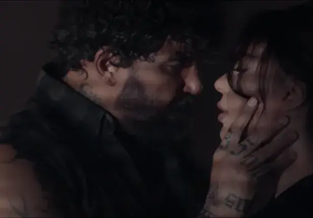 Азис и Галена с вулгарни сцени  в нов клип