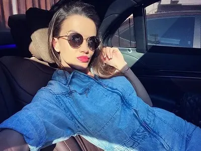 Бившата на Христо Сираков танцува с делфин (ФОТО)