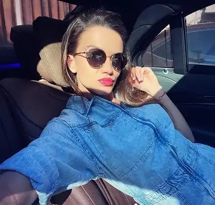 Бившата на Христо Сираков танцува с делфин (ФОТО)