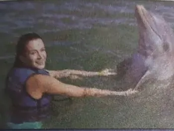 Бившата на Христо Сираков танцува с делфин (ФОТО)