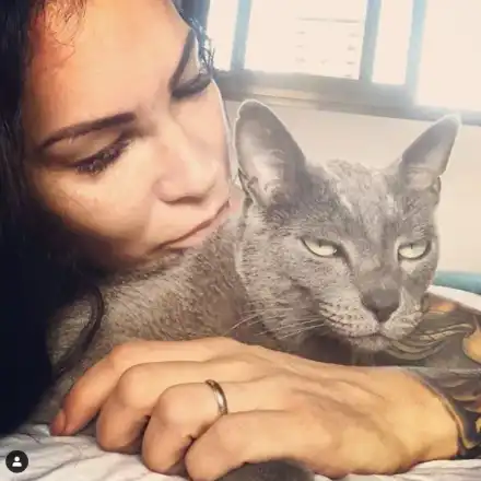 Цеци Красимирова храни котката си с ягоди