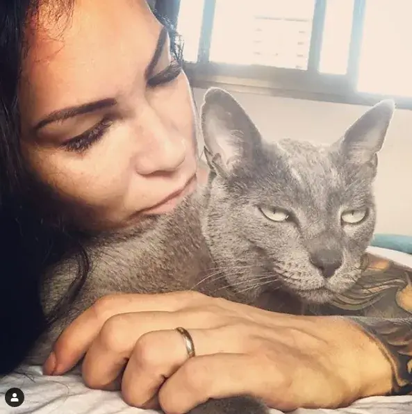 Цеци Красимирова храни котката си с ягоди