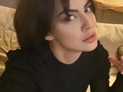 Деси Цонева разхвърля дрехи във Виена