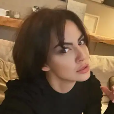 Деси Цонева разхвърля дрехи във Виена