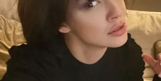 Деси Цонева разхвърля дрехи във Виена