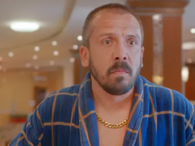 Емил от  „Ол инклузив”  излиза с гореща  брюнетка