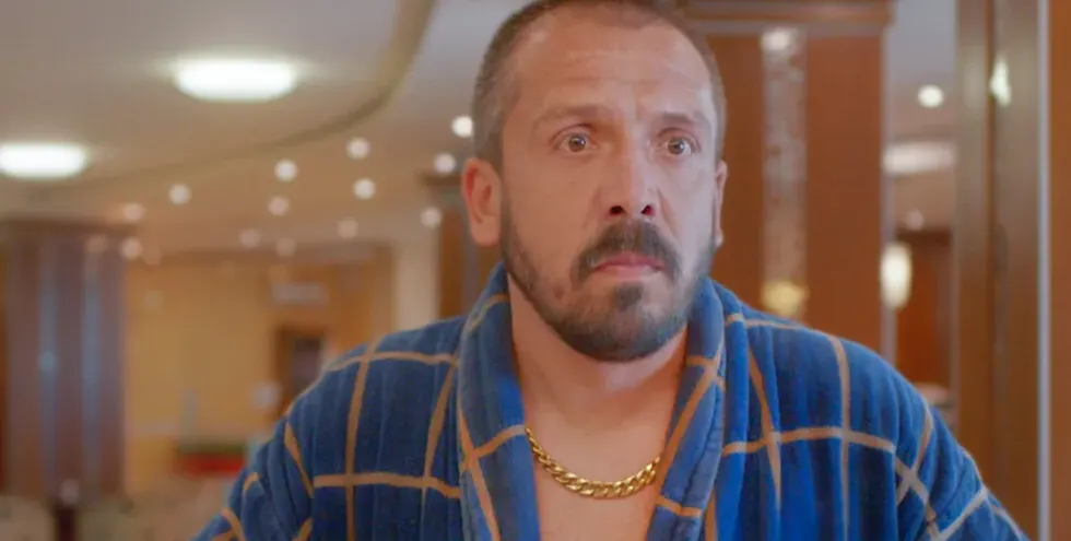 Емил от  „Ол инклузив”  излиза с гореща  брюнетка