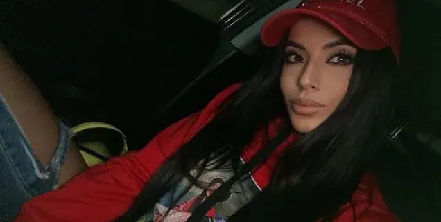 Фолк певица скандализира фенове! Малката пее без бельо!