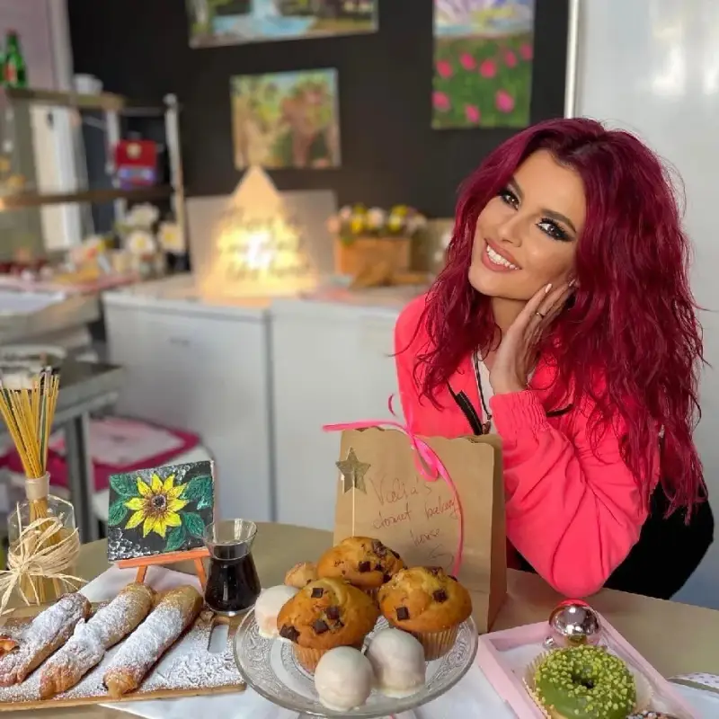 Фолк певицата стана пекарка! Валя се изявява вече и като художник (СНИМКИ)