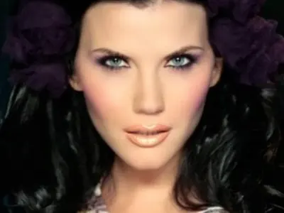 Фолк певицата Теодора украси елха гигант в САЩ (СНИМКИ)